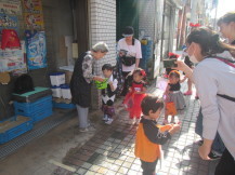 幼児さんたちがお菓子をもらっている様子