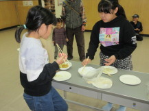 児童たちが青パパイヤを試食している様子