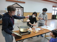 幼児さんと料理をしている様子