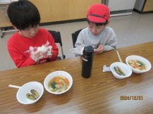 昼食会の様子の写真