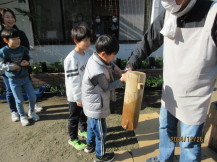 餅つきの様子の写真