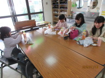 児童たちが駄菓子を食べている様子