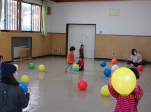 幼児親子が風船で遊んでいる様子