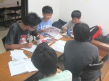 試験勉強をする中学生