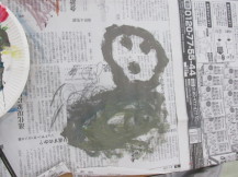 新聞に描いた落書きの写真