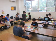 遊戯室でカードゲーム大会をしている写真