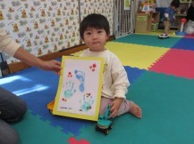 自分の作品を幼児さんが見せている写真