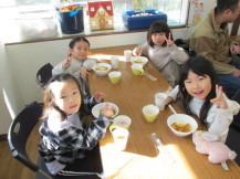 お友だちとカレーを食べている写真