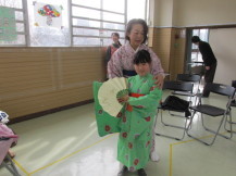 日本舞踊の動きを教えてもらっている写真