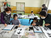 書道をしている写真