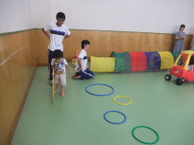 中学生と遊ぶ幼児の写真
