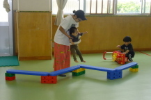 大型遊具で遊んでいる写真