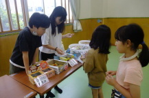 駄菓子屋さんをしている写真