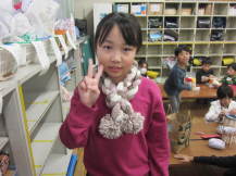 編み物をする小学生の写真