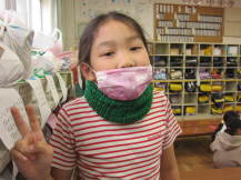 編み物をする小学生の写真