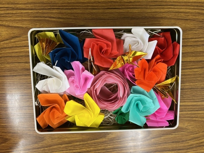 折り紙で花を作った写真