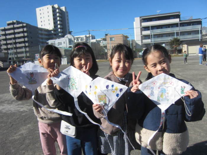 凧を手にする小学生の写真