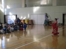 日本舞踊を観る子どもたちの写真