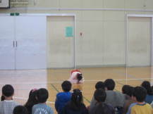 日本舞踊を観る子どもたちの写真