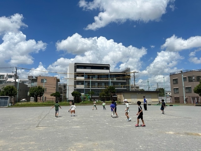 ドッジボールをする小学生の写真