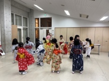 日本舞踊の踊りのおけいこをしている画像