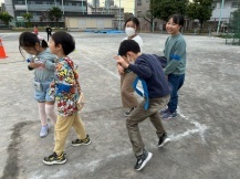 スポーツ鬼ごっこをする小学生の写真