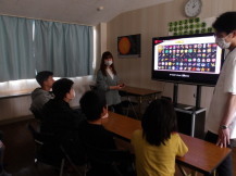 学習室に大型テレビを置いてゲームをする参加者の写真