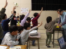 参加した小学生児童から講師に多くの質問が飛び交う様子の写真