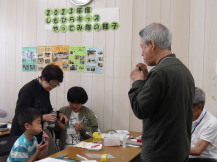 笛を鳴らす様子