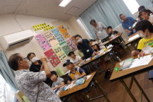 風船を使った実験を体験する小学生児童の写真