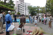 近隣の公園に集まり地域の方と一緒に掃除をする子どもたちの写真