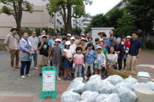 公園清掃に参加した子どもたちとボランティアの方々との集合写真