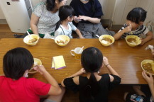 カレーを食べる子どもたち