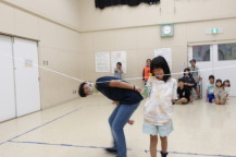 だがし食い競争をする子どもたち