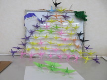 児童が折った足有折り鶴の集合体の写真