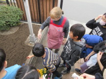 花を植えている写真