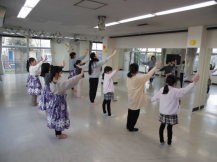 フラダンスを踊っている子どもの写真