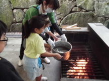 鍋餃子スープを作る子どもの写真