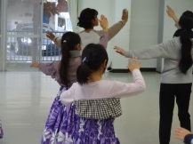 フラダンスを踊っている子どもたちの写真