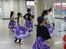 フラダンスを踊る子どもの写真