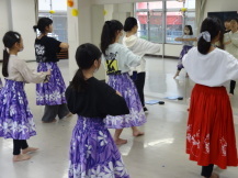 フラダンスを踊る子どもの写真