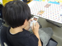 ポケモンカードをする子どもの写真