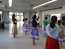 フラダンスを踊る子どもの写真