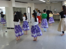 フラダンスを踊る子どもの写真