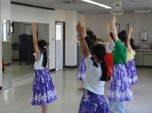 フラダンスを踊る子どもの写真