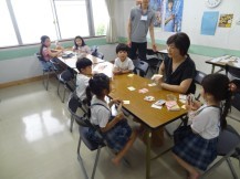 幼児親子が遊んでいる様子