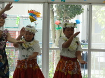 フラダンスを踊る子どもの写真