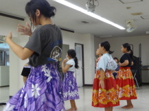 フラダンスを踊る子どもの写真