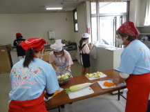 子どもと地域の方が活動している様子