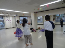 フラダンスを踊る子どもの写真